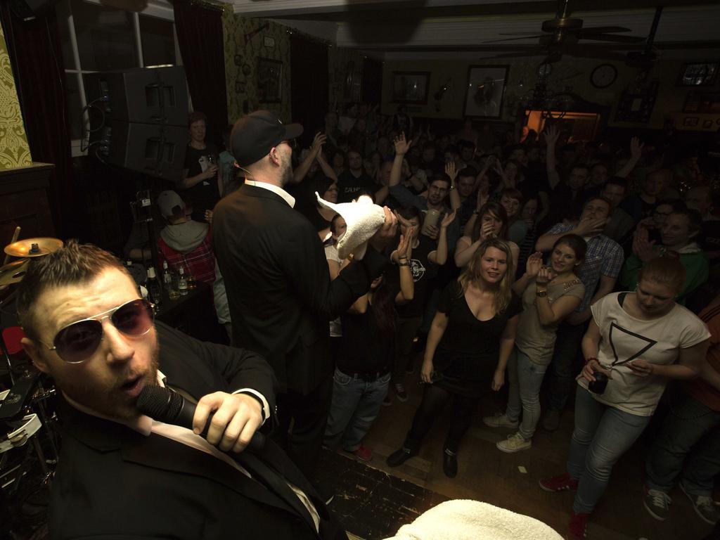 Hajo'S Germania Lodge & Irish Pub Rüdesheim am Rhein Εξωτερικό φωτογραφία